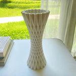 vase moderne blanc rayures fines porcelaine table arrangement floral accessoire maison minimaliste