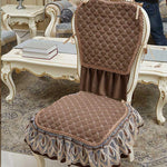 Chaise ornée d'un motif matelassé et de détails décoratifs élégants, posée sur un tapis aux motifs floraux, dans un décor élégant et vintage.
