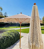 parasol extérieur moderne bohème 250cm diamètre franges macramé pompons tressage ajouré opaque bois clair