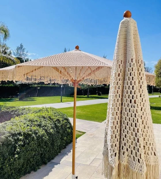 parasol extérieur moderne bohème 250cm diamètre franges macramé pompons tressage ajouré opaque bois clair