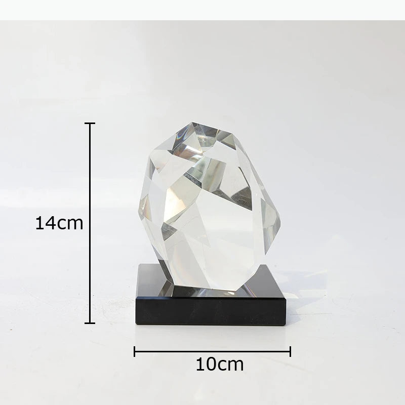 sculpture géométrique transparente contemporaine base carrée noire facettes triangulaires decoration minimaliste moderne