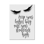 L'image montre une illustration de cils de femme avec une citation en calligraphie noire disant "Gardez vos cils longs et vos standards élevés".