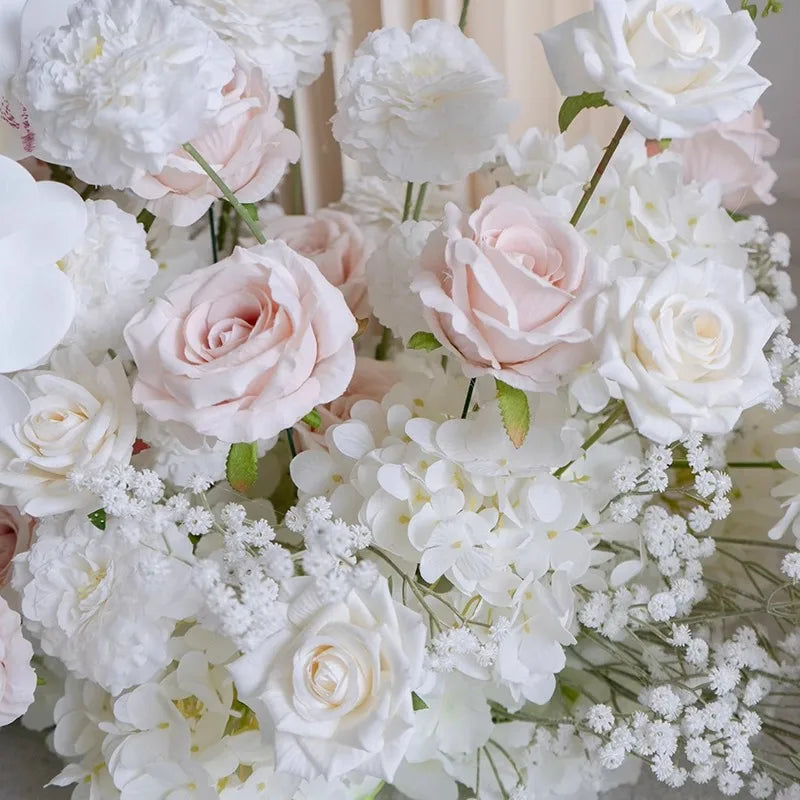 décoration mariage arrangement floral blanc roses orchidées intérieur élégant romantique champêtre