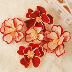 décorations florales mariage chinois fleurs rouges roses orangées caractères chinois éventails papier traditionnels festifs