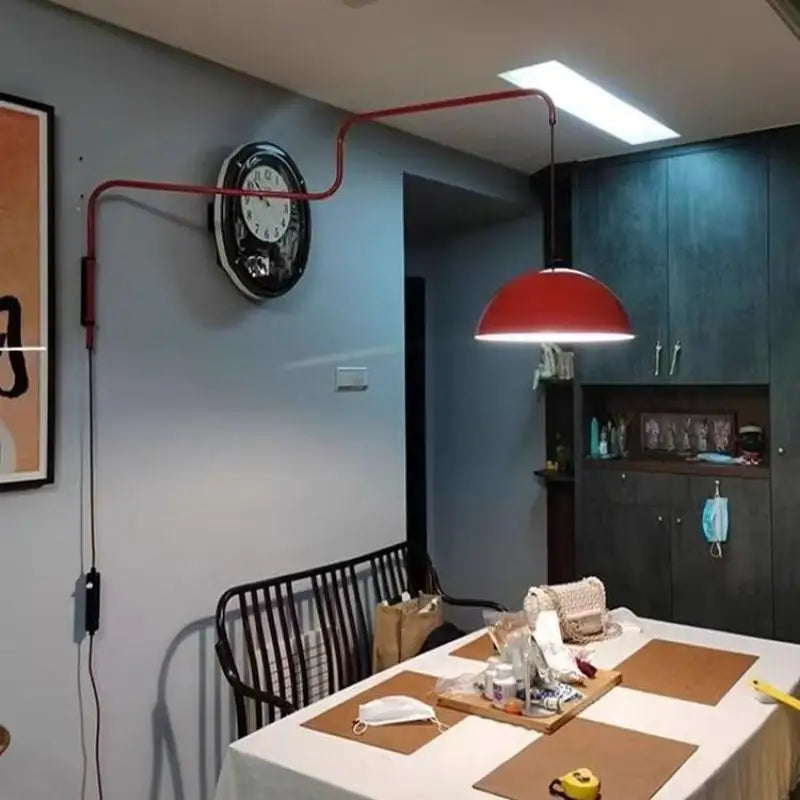 lampe suspension rouge moderne fixée mur câble électrique contemporaine cuisine salle manger