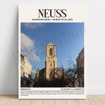 L'image montre une église emblématique de la ville de Neuss, en Allemagne, avec sa silhouette imposante et son architecture caractéristique. Le clocher se détache contre un ciel bleu parsemé de nuages, créant une scène pittoresque qui capture l'essence de cette ville historique.