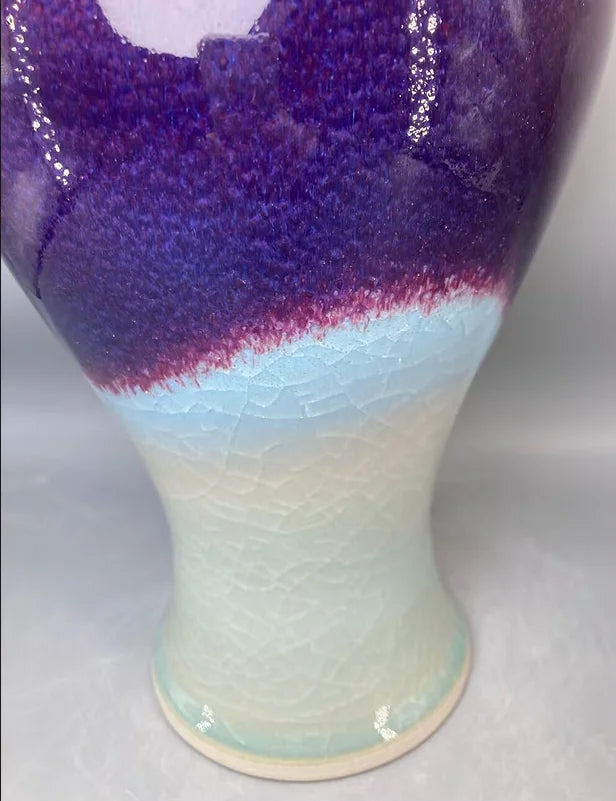 Un vase en céramique avec des nuances de violet et de bleu, créant un effet de transition fluide et harmonieux.