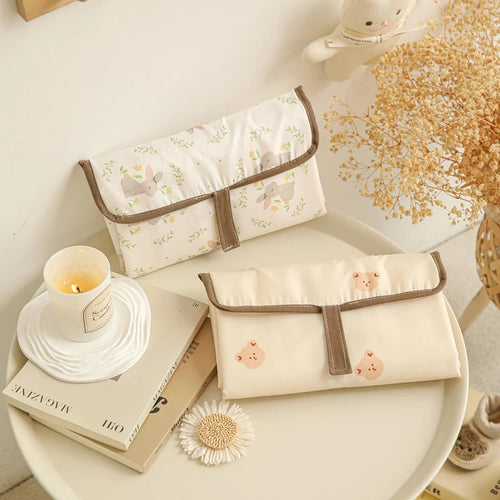 tapis langer pliable bébé imperméable motif floral animaux doux minimaliste blanc marron textures matelassées
