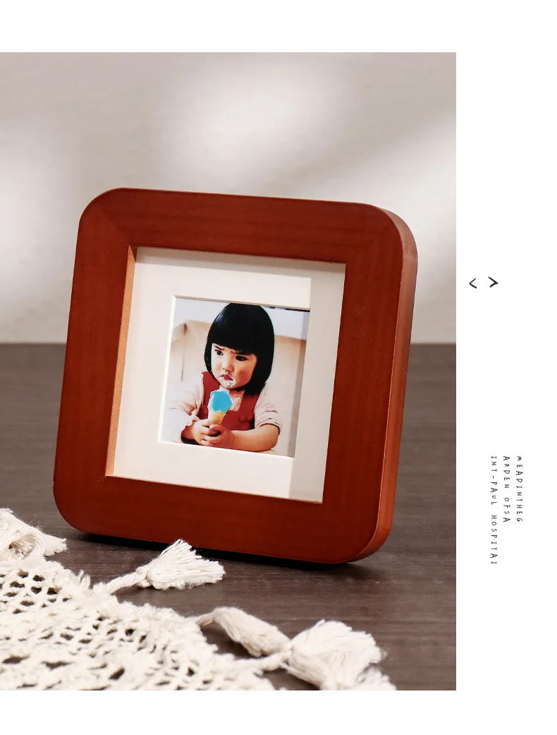 cadre photo bois naturel marron noir jaune classique enfant bébé décoration intérieure vintage