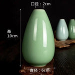 Vase en céramique vert pâle, de forme élégante et harmonieuse, mesurant 10 cm de hauteur et 6 cm de diamètre.