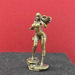 statue féminine bronze doré pose dynamique manga figurine détaillée socle rocheux comparaison taille pièce