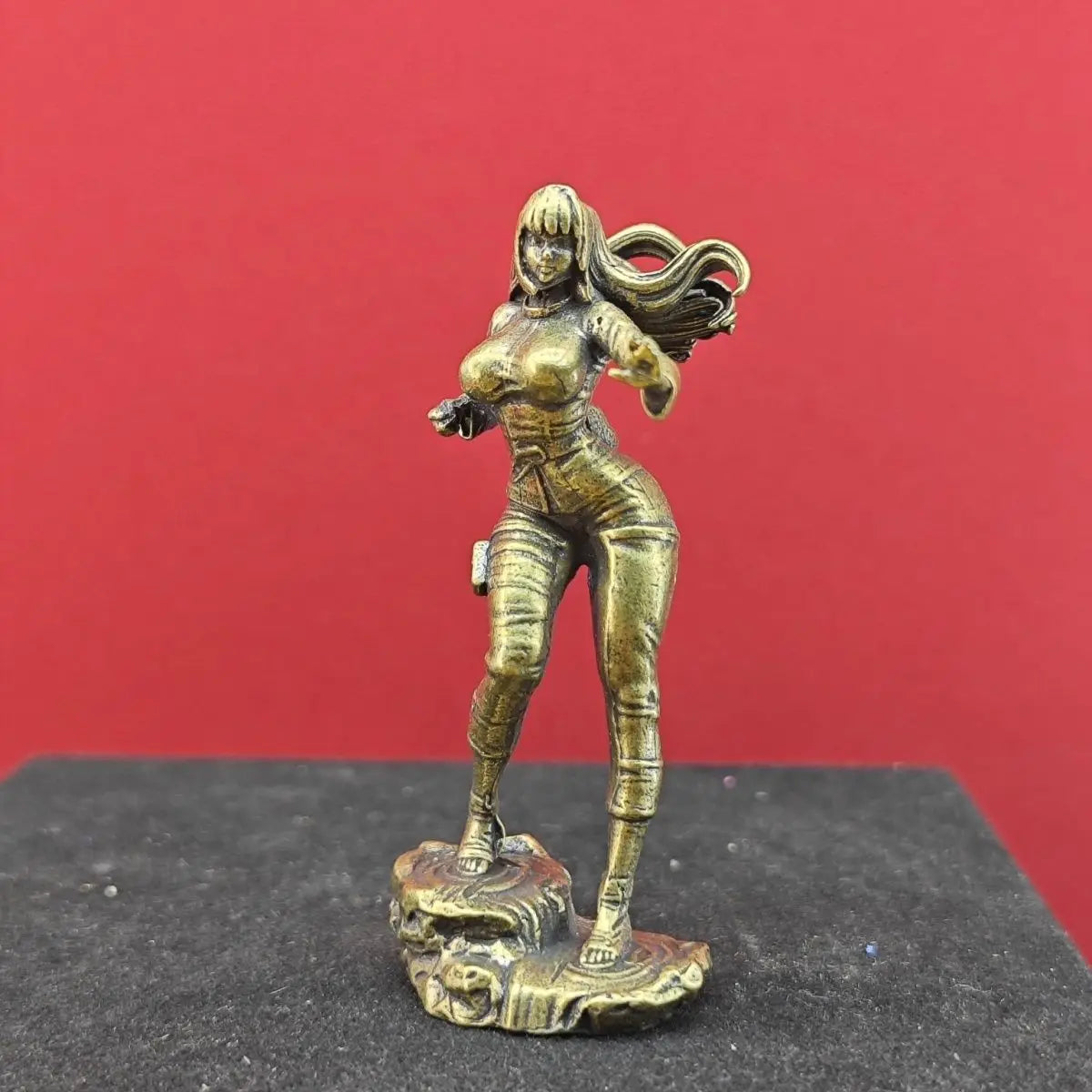 statue féminine bronze doré pose dynamique manga figurine détaillée socle rocheux comparaison taille pièce