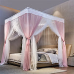 Lit à baldaquin avec un design romantique et élégant, avec des rideaux en lin rose et blanc suspendus à une structure blanche.