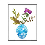 Bouquet de fleurs violettes et de feuilles vertes dans un vase bleu orné de motifs.