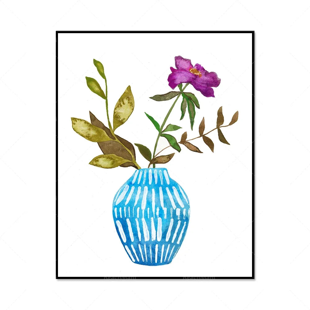 Bouquet de fleurs violettes et de feuilles vertes dans un vase bleu orné de motifs.