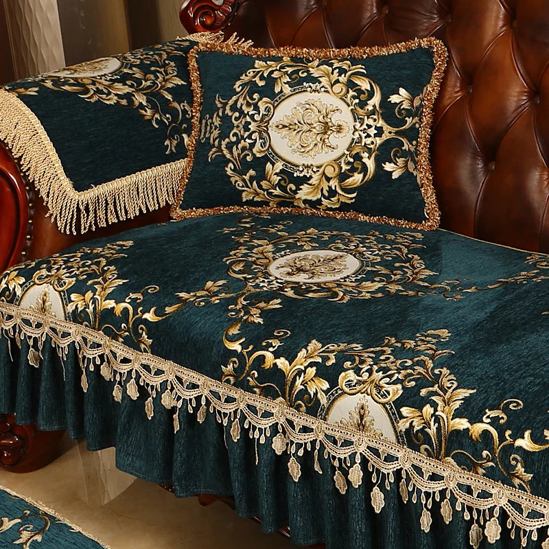 Luxueuse parure de lit en velours vert foncé ornée de riches motifs dorés et de franges élégantes, créant une atmosphère opulente et sophistiquée dans cette pièce.