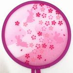 éventail pliant traditionnel japonais motif floral chaîne métallique bleu rose violet rouge blanc