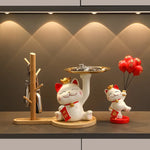statue chat porte bonheur blanc doré artisanal détails dorés pochette rouge plateau texte rouge
