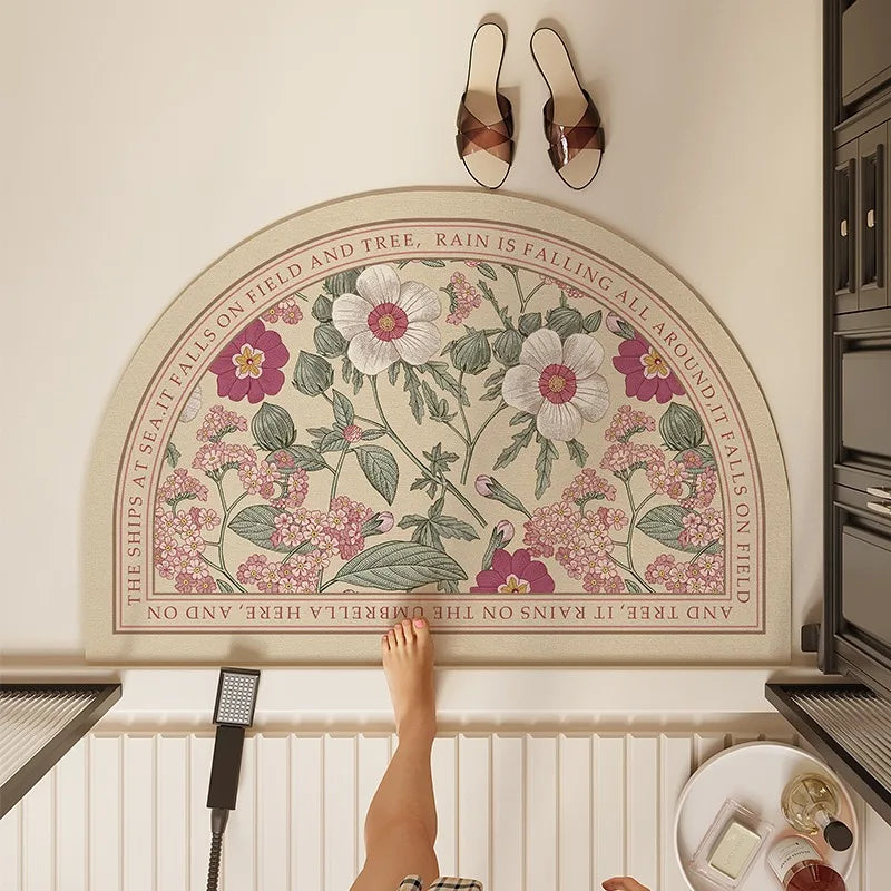 Le mur est orné d'une magnifique fresque florale avec des motifs roses et violets, complétée par une paire de sandales en cuir brun posées sur le sol.