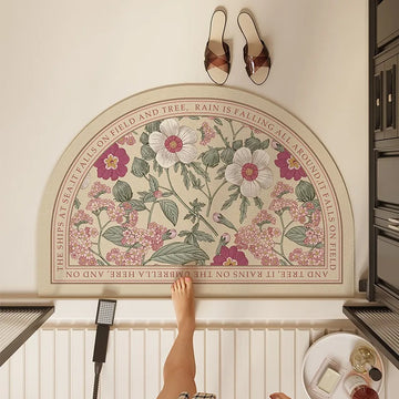 Le mur est orné d'une magnifique fresque florale avec des motifs roses et violets, complétée par une paire de sandales en cuir brun posées sur le sol.