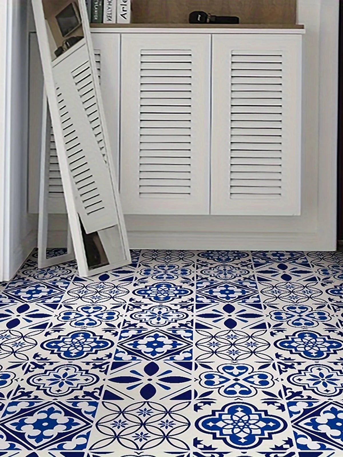 papier peint auto adhésif bleu blanc motifs géométriques ornements floraux carreaux décoratifs pvc artisanal