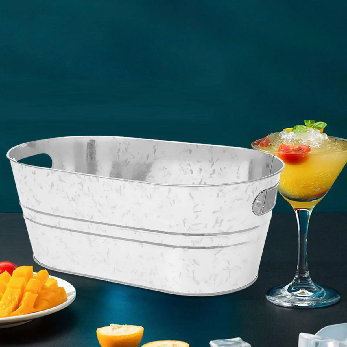 seau glaçons métal argenté rustique bouteilles cocktails verres parties piscine boissons fraîches