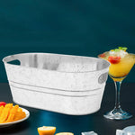 seau glaçons métal argenté rustique bouteilles cocktails verres parties piscine boissons fraîches