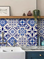 papier peint auto adhésif bleu blanc motifs géométriques ornements floraux carreaux décoratifs pvc artisanal