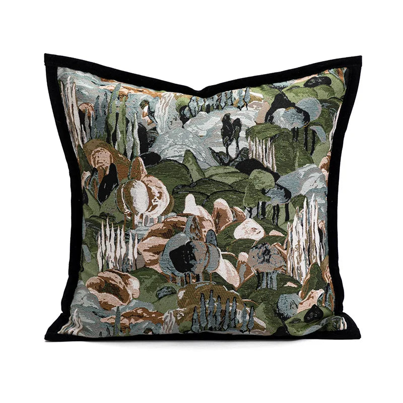 Coussin orné d'une scène intricatement tissée représentant une forêt luxuriante avec des champignons et autres éléments naturels.