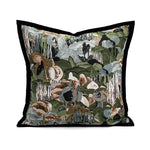 Coussin orné d'une scène intricatement tissée représentant une forêt luxuriante avec des champignons et autres éléments naturels.