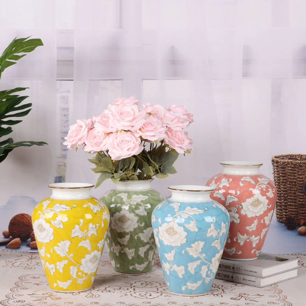 vase céramique porcelaine bleue motifs floraux asiatique decoratif fleurs roses artificielles livres panier osier