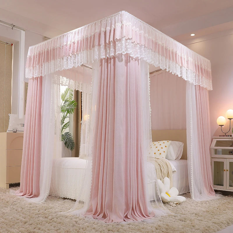 La chambre à coucher présente une luxueuse et élégante tête de lit à baldaquin rose pâle, avec des rideaux festonnés et une décoration florale discrète, offrant une atmosphère chaleureuse et romantique.