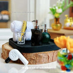 ensemble toilettes miniature résine moderne brosse dorée serviette blanche distributeur savon noir gel douche