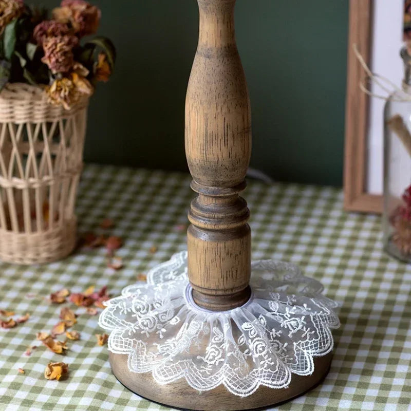 Détail de la dentelle sur la lampe de chevet LED rétro