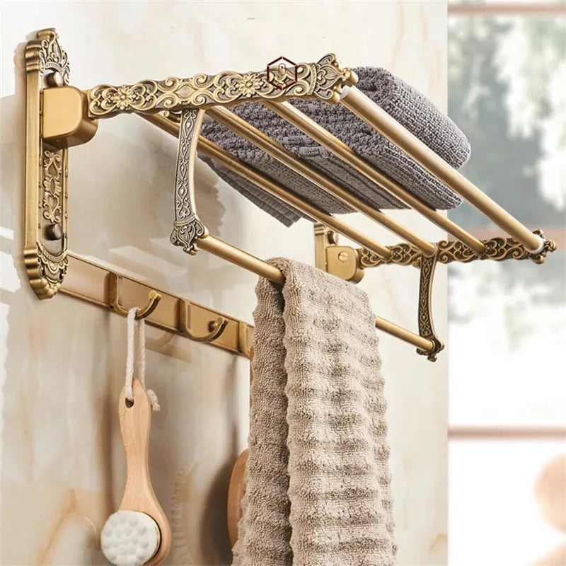 accessoires salle bain doré ornements sculptés finition brillante antique élégant porte serviettes savon toilette