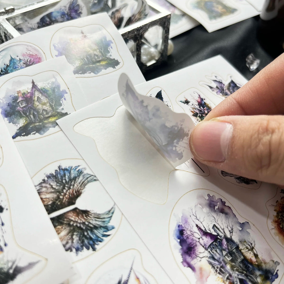 autocollants artistiques romantiques violet bleu noir blanc motifs floraux animaux fées châteaux papillons champignons