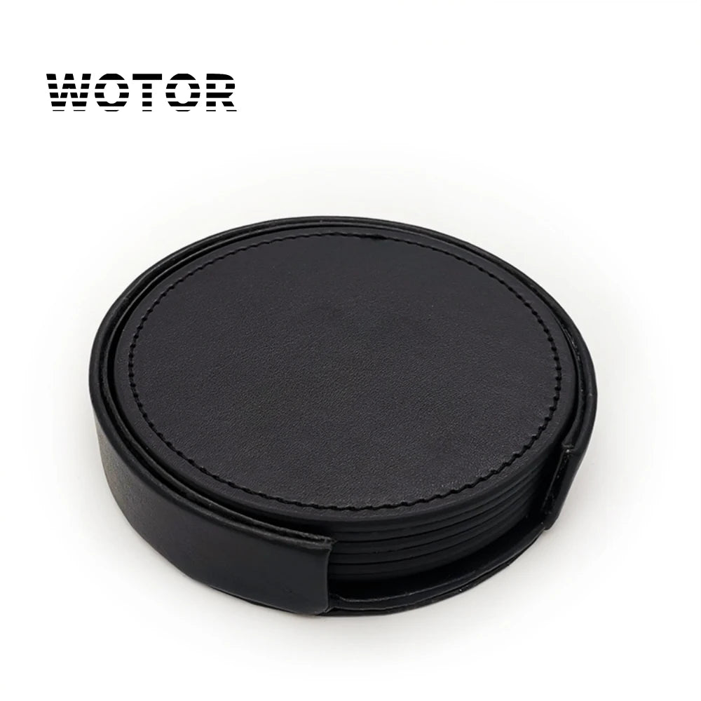 Porte-boissons ronds et noirs en cuir avec logo Wotor imprimé au centre.