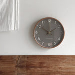 horloges murales minimaliste bois clair gris blanc numéros noirs aiguilles fines scandinave