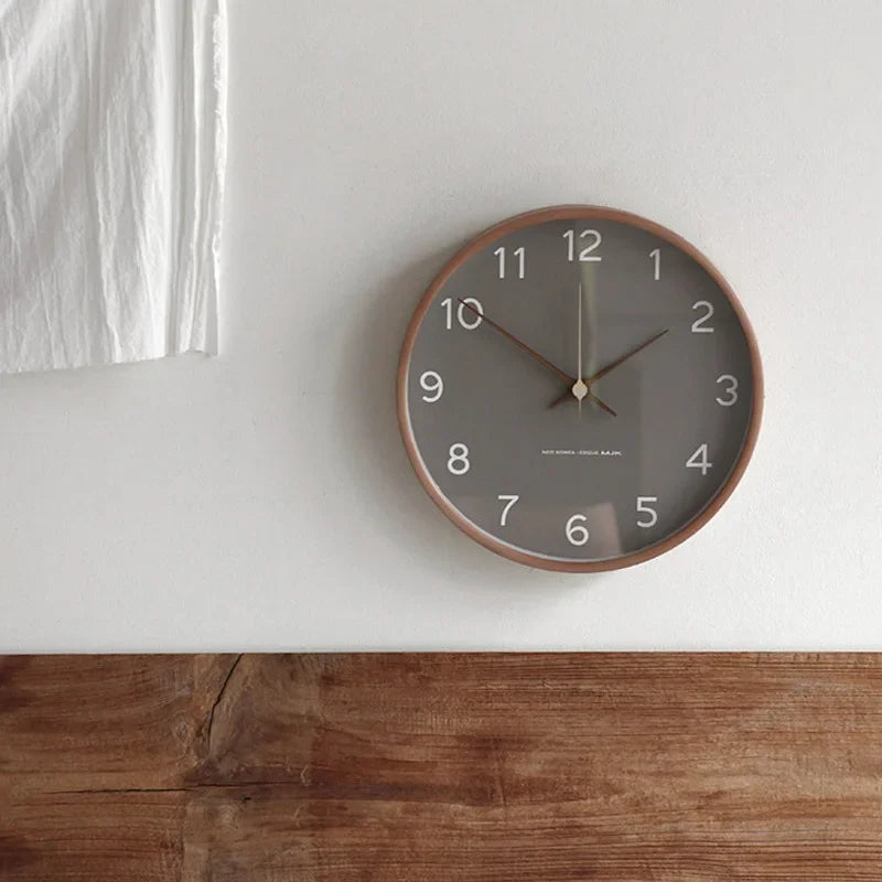 horloges murales minimaliste bois clair gris blanc numéros noirs aiguilles fines scandinave