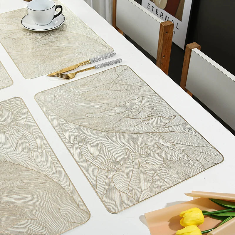 Set de table motif plume noir anti-brûlure vue de dessus