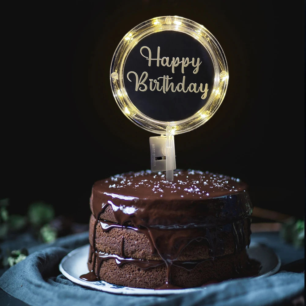 décoration gâteau lettres dorées guirlande lumineuse blanche fleurs papier clips moderne festif anniversaire