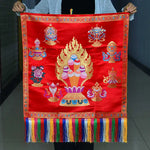 drapeau tibétain decoratif motifs bouddhistes rouge jaune franges multicolores opacite variable traditionnel