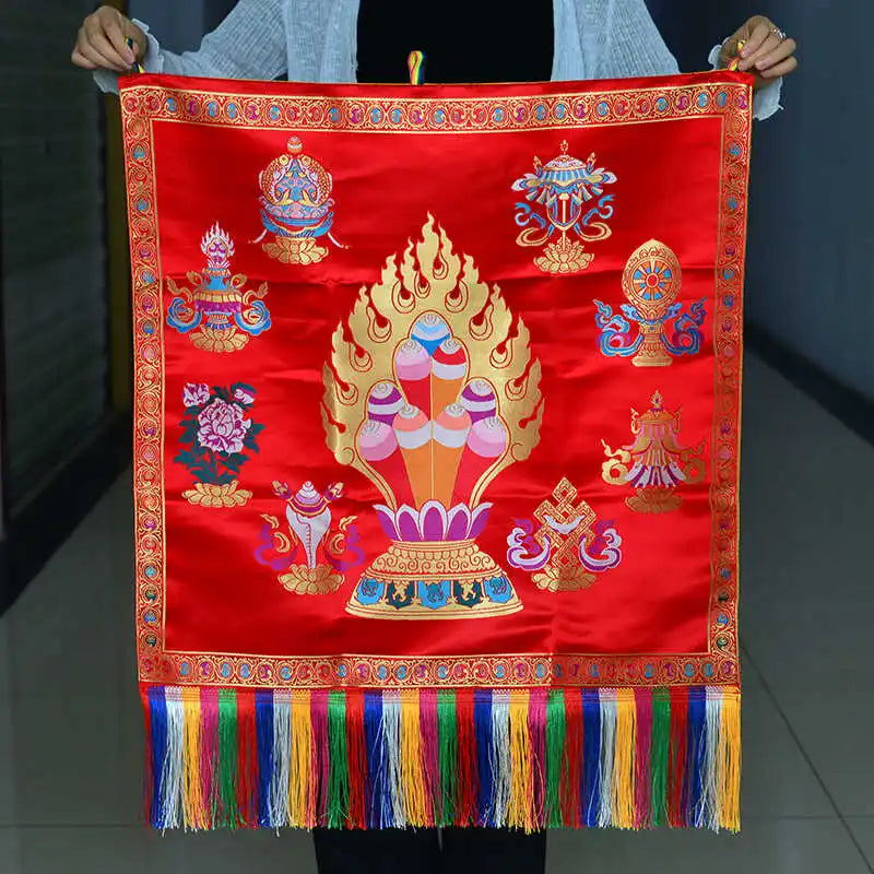 drapeau tibétain decoratif motifs bouddhistes rouge jaune franges multicolores opacite variable traditionnel