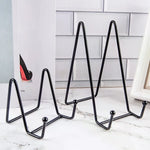 support livres deco moderne noir doré blanc minimaliste crochets métalliques objets divers