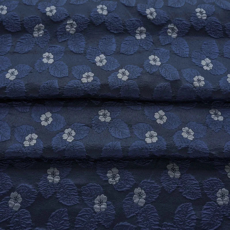 tissu brocart polyester bleu marine motifs fleurs relief classique printemps automne decoration creation mode