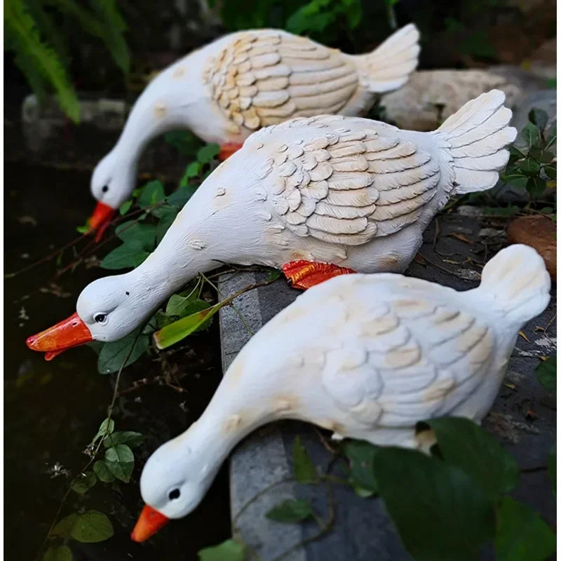 statue canard blanc plumes orange piscine jardin décoration extérieure animaux ornements paysagistes fleurs artificielles
