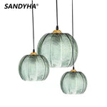 suspension lumineuse moderne élégante vert clair rayures horizontales transparente câble noir base métallique dorée