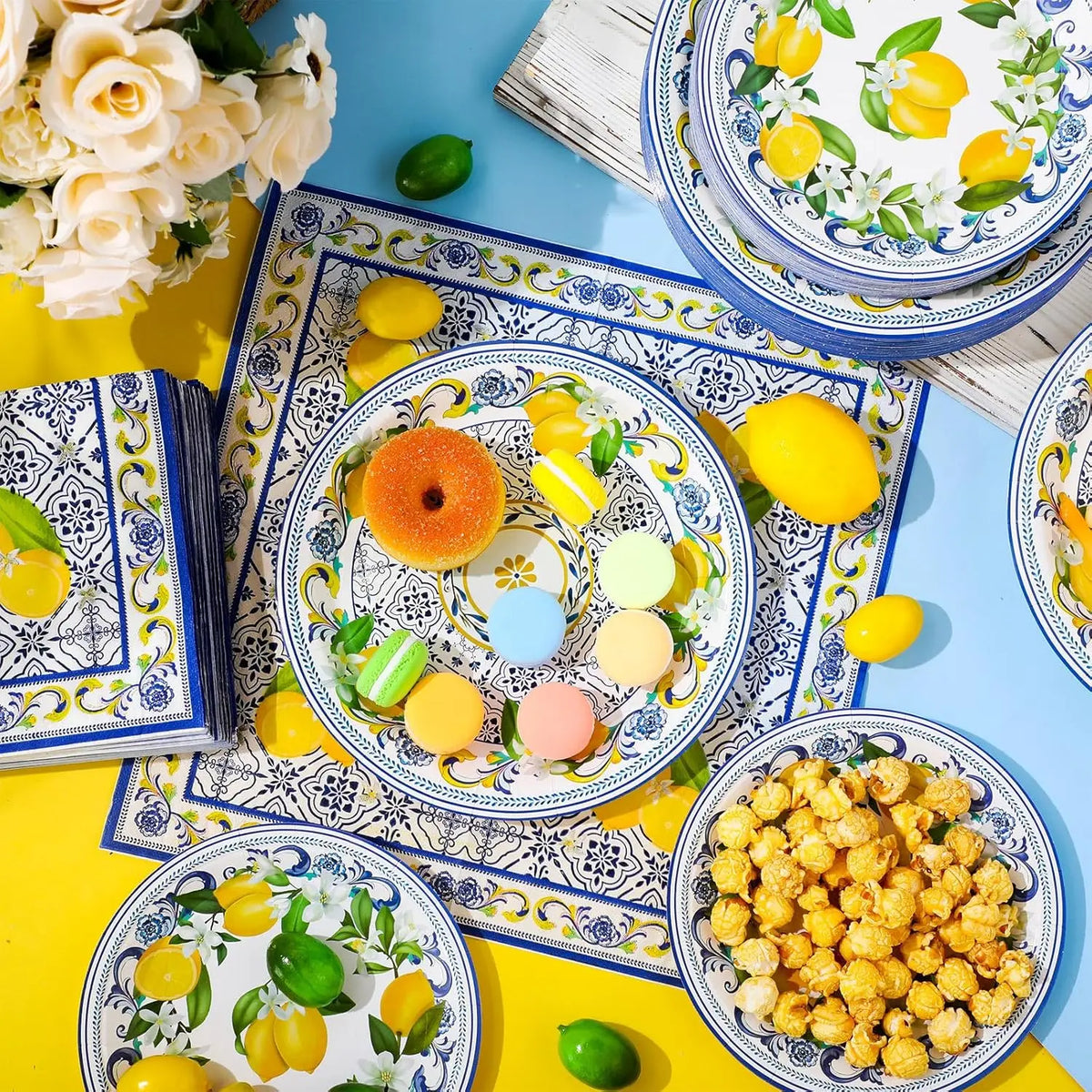 assiettes papier citron motif floral serviettes nappe bleu blanc anniversaire mariage décoration événement festif