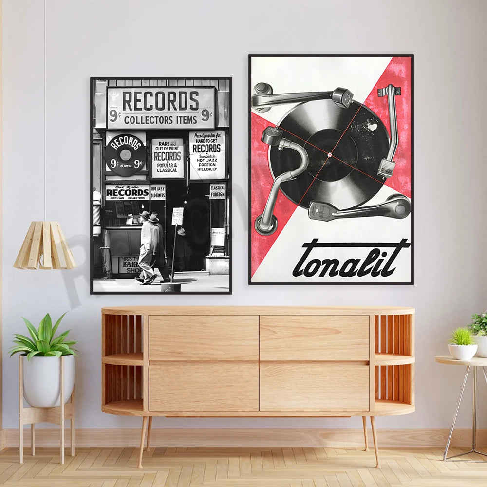 Cette image montre un magasin de disques vintage avec une affiche représentant un phonographe, ainsi qu'un meuble en bois avec des plantes et des accessoires décoratifs.