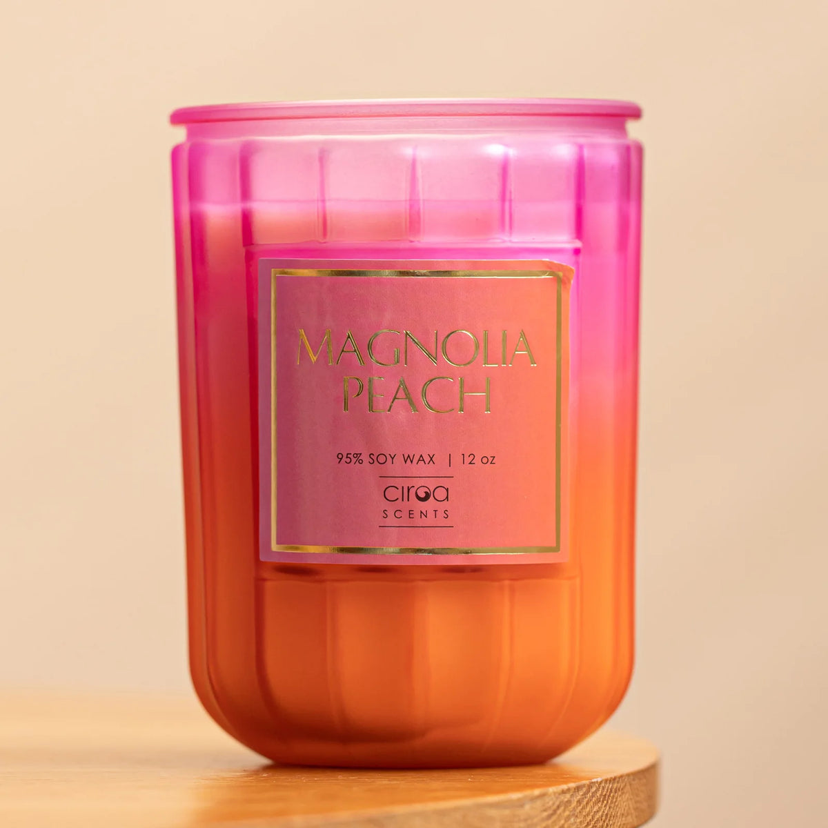 Bougie parfumée Magnolia Peach de la marque Circa Scents, contenant 95% de cire de soja et d'une capacité de 12 onces.